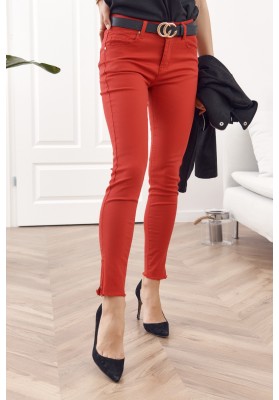 Krásné riflové kalhoty s ozdobnými výřezy a zipy, červené
