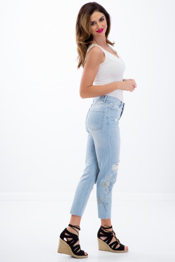Jeansowe spodnie z przetarciami i haftem 21421