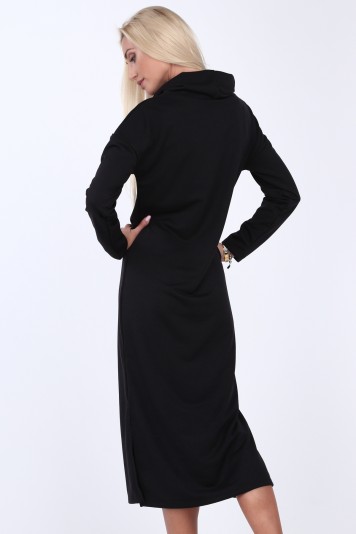 Černé šaty s širokým límcem