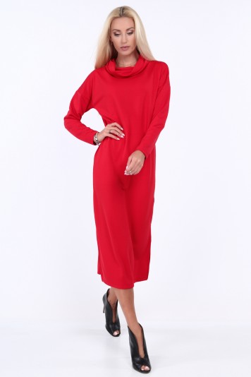 Červené šaty s širokým límcem